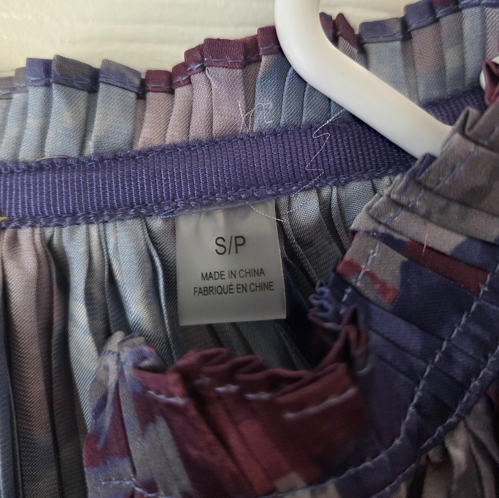 Elie Tahari Floral Blouse Size S Long Sleeve V Neck Purple and Blue Pleated - Picture 5 of 7